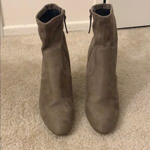 Steve Madden booties in taupe (suede)